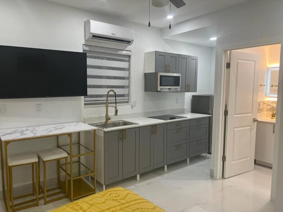 Stunning Deluxe Studio Hialeah Exterior photo
